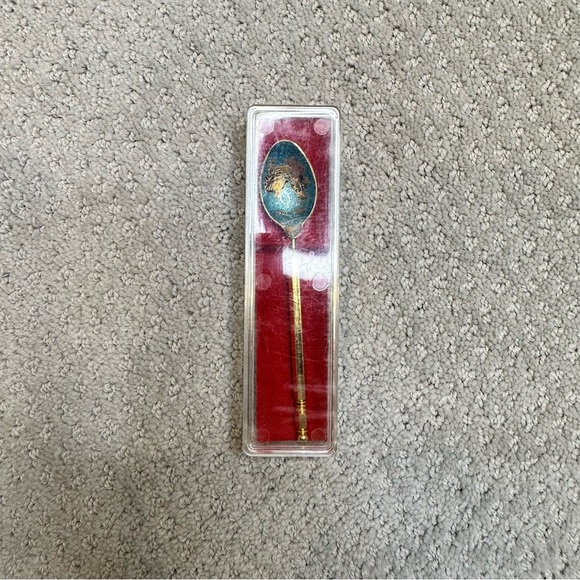 Hong Kong Collectable Souvenir Faux Gold Spoon - Picture 2 of 7